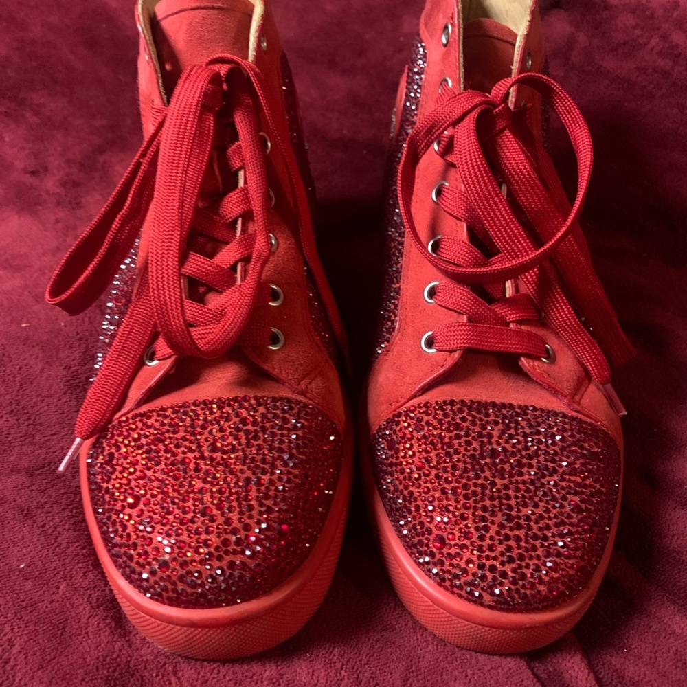 Red bottoms size 9 in men’s 10.5 in women’s